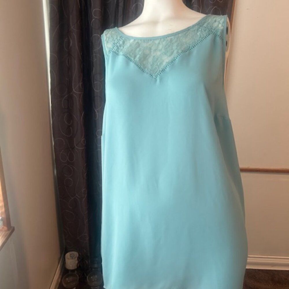 Torrid Green Lace front and back Hi/Lo sleeveless top, size 2